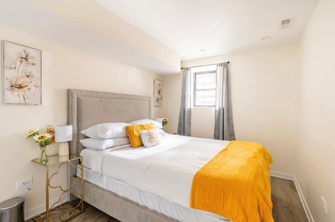 Cozy 2 Brm Apartment Mins Away From United Center Chicago Exterior photo